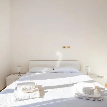 Апартаменты La Dolce - Stone's Throw From The Center